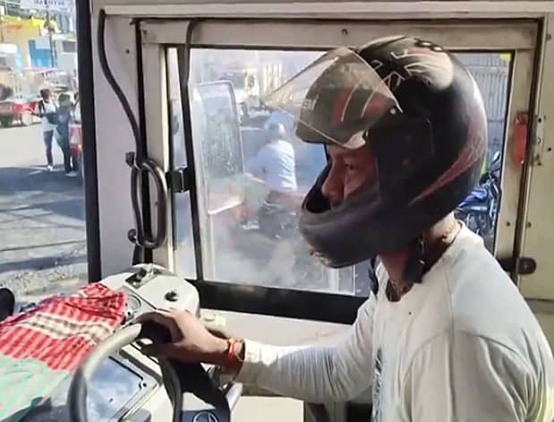 <div class="paragraphs"><p>ಬಸ್ ಚಾಲಕರೊಬ್ಬರು ಹೆಲ್ಮೆಟ್ ಧರಿಸಿ ವಾಹನ ಚಲಾಯಿಸುತ್ತಿರುವ ದೃಶ್ಯ</p></div>